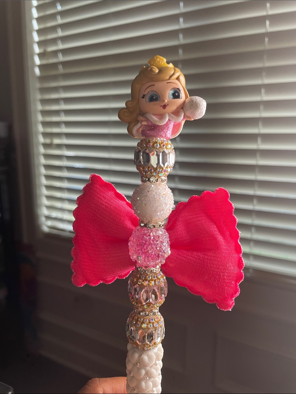 Disney Doorables Character Beaded Pen on Extender - Winter Aurora with Pink Bow